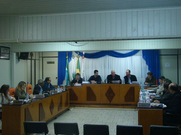 Câmara de Vereadores aprova contas do exercício financeiro de 2008 do ex-preito Berto Silva.